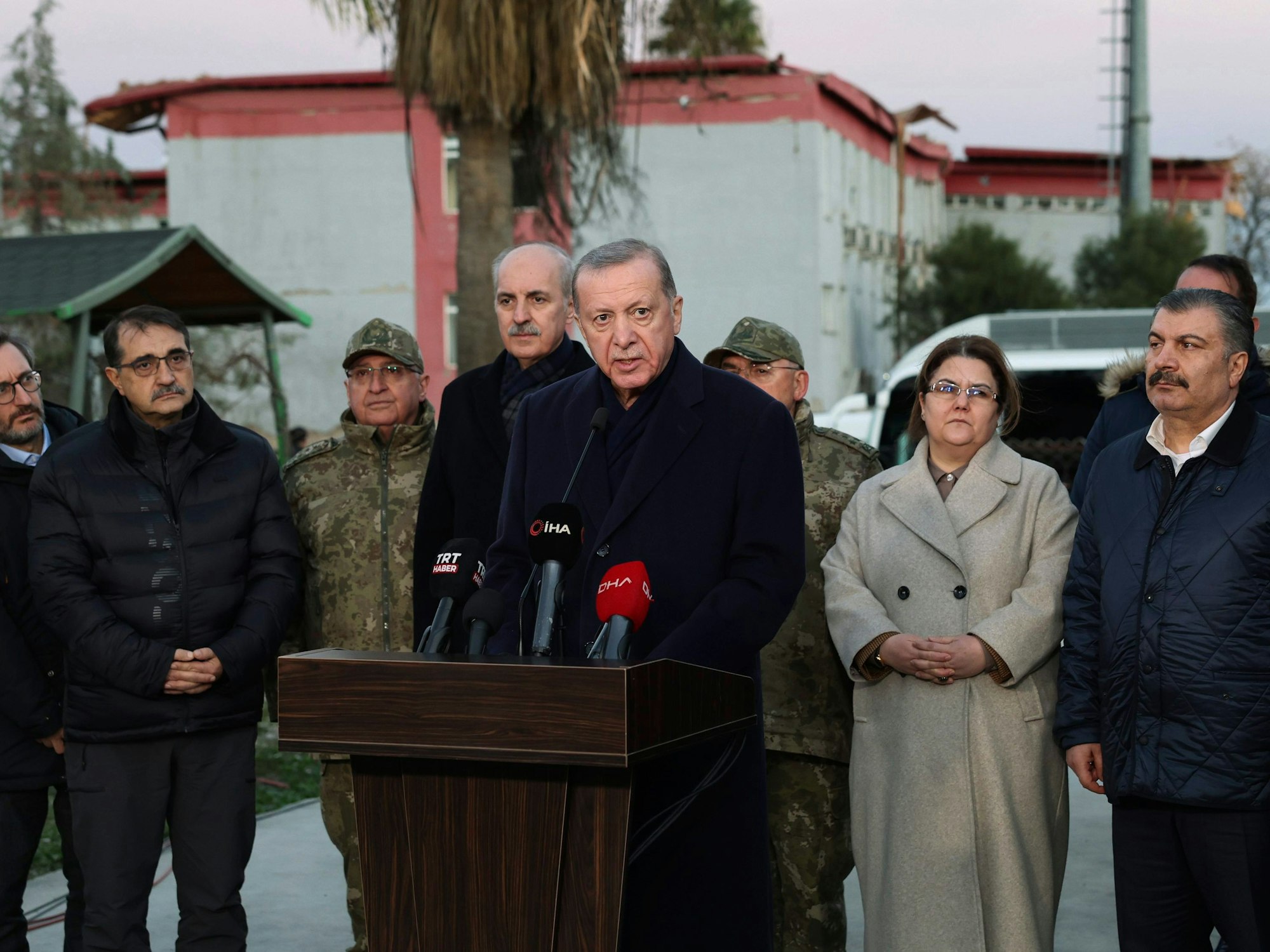 Der türkische Präsident Recep Tayyip Erdogan spricht zu den Medien, als er am Mittwoch (8. Februar) die von dem Erdbeben zerstörten Städte im Süden der Türkei besucht.