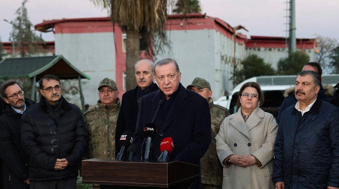 Der türkische Präsident Recep Tayyip Erdogan spricht zu den Medien, als er am Mittwoch (8. Februar) die von dem Erdbeben zerstörten Städte im Süden der Türkei besucht.