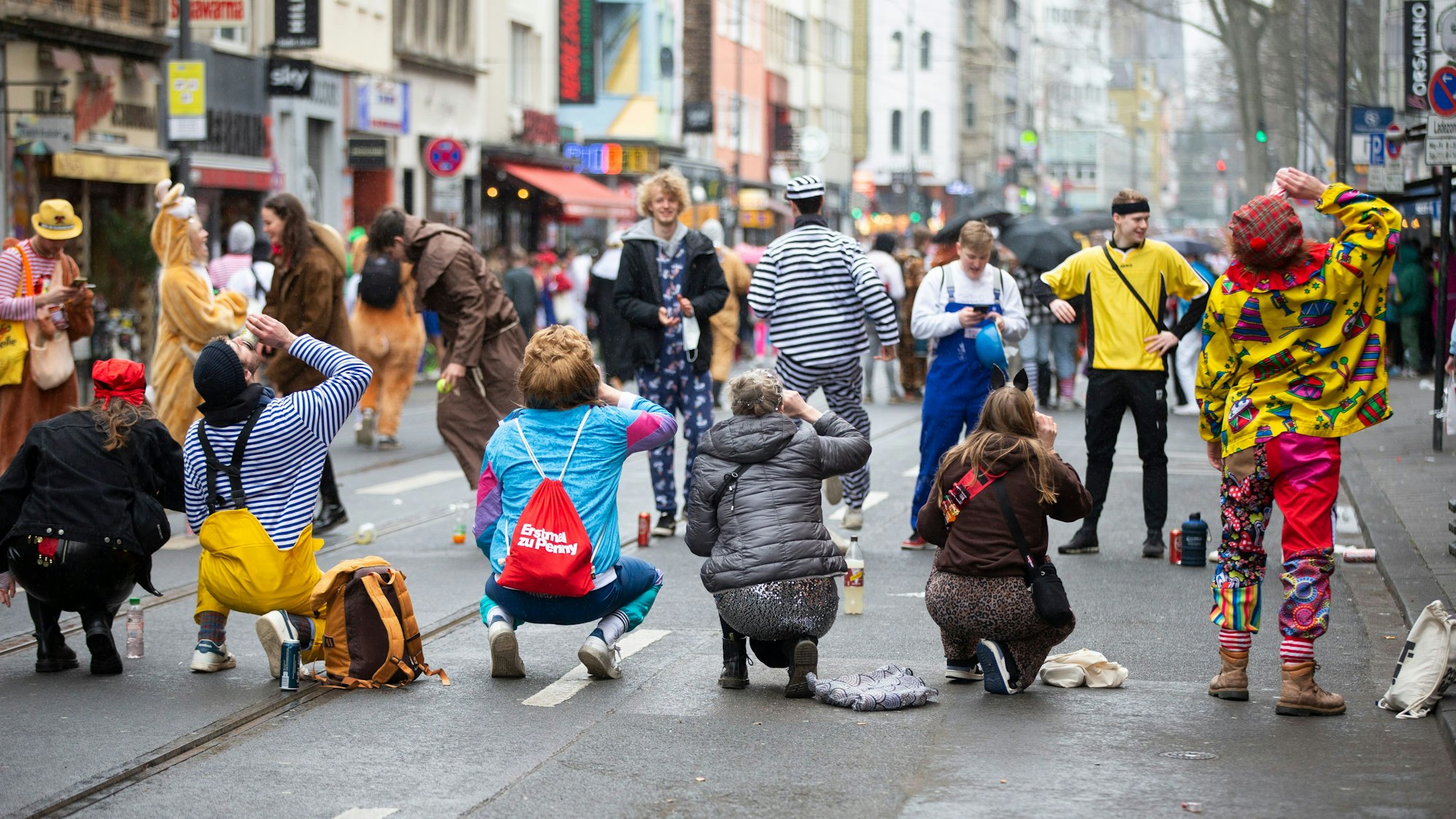 Junge Leute spielen Flunkyball auf der Zülpicher Strasse.