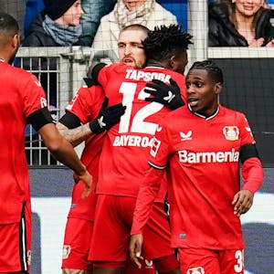 Leverkusens Torschütze Robert Andrich (M.) lässt sich feiern.