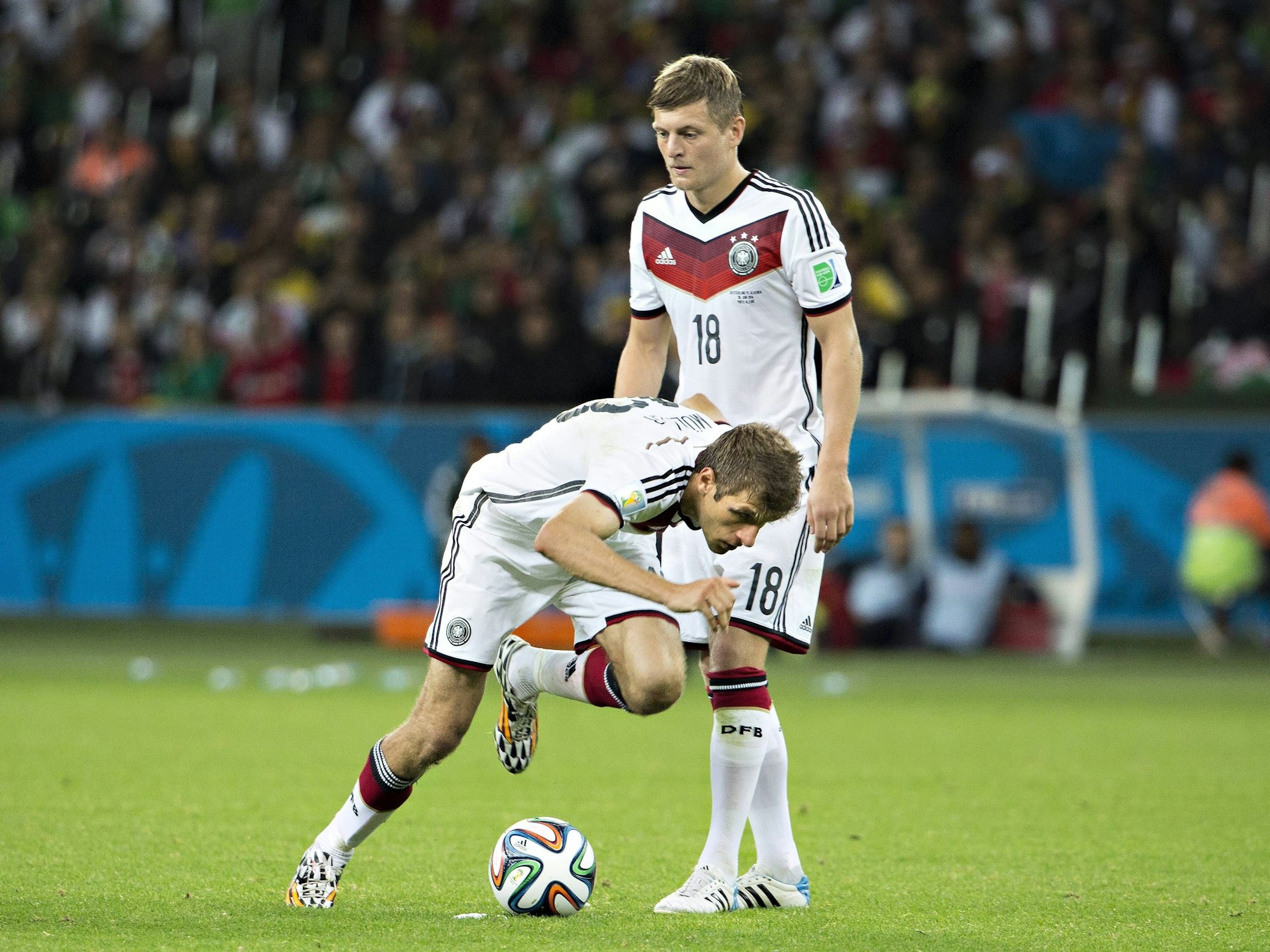Toni Kroos (r.) und Thomas Müller beim Freistoß gegen Algerien.
