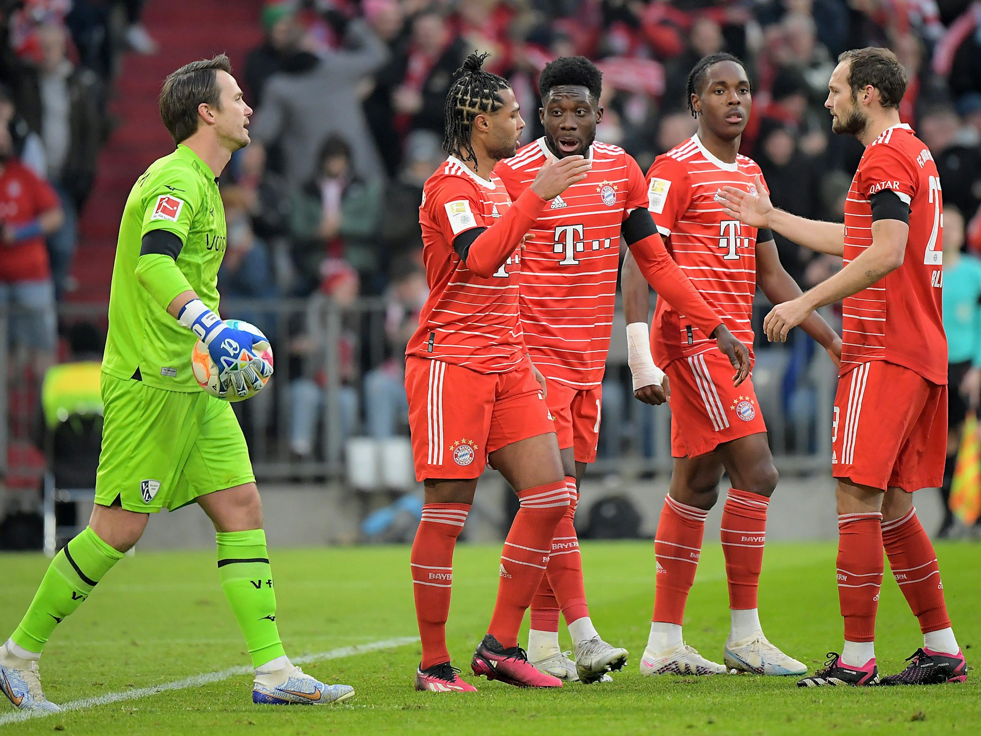 Bayern-Star Serge Gnabry bejubelt mit seinen Team-Kollegen seinen Treffer zur 3:0-Führung gegen den VfL Bochum (11. Februar 2023).
