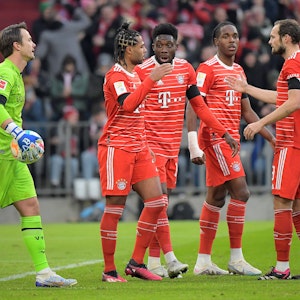Bayern-Star Serge Gnabry bejubelt mit seinen Team-Kollegen seinen Treffer zur 3:0-Führung gegen den VfL Bochum (11. Februar 2023).