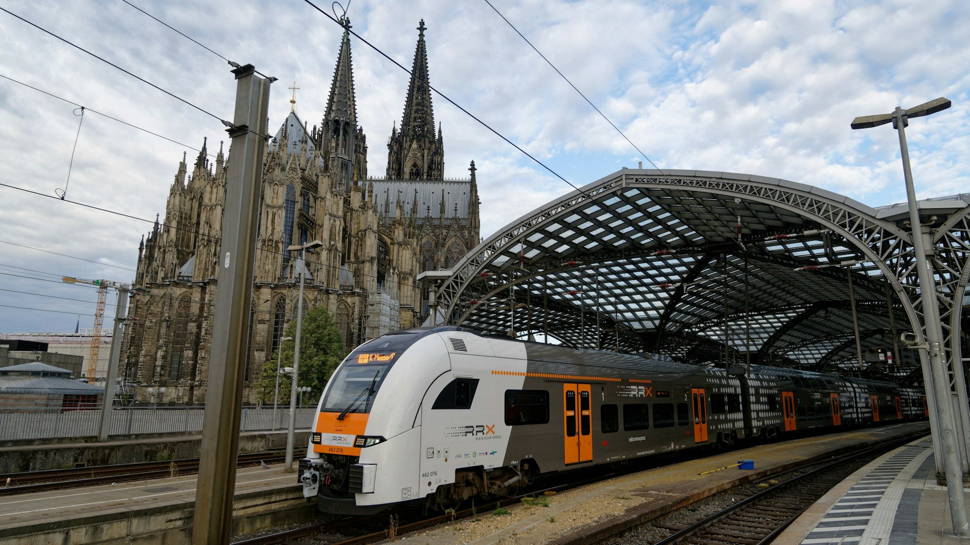 Ein Zug des Rhein-Ruhr-Express verlässt den Kölner Hauptbahnhof in Richtung Deutz, im Hintergrund ist der Kölner Dom zu sehen.