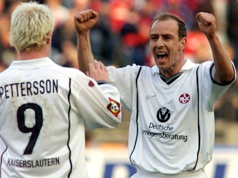 Mario Basler (r.) vom 1. FC Kaiserslautern jubelt nach dem Sieg gegen den FC Bayern München mit Jörgen Pettersson.
