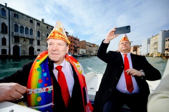 Botsfahrt in Venedig: Festkomitee-Präsident Christoph Kuckelkorn (l.) und Vize Lutz Schade.