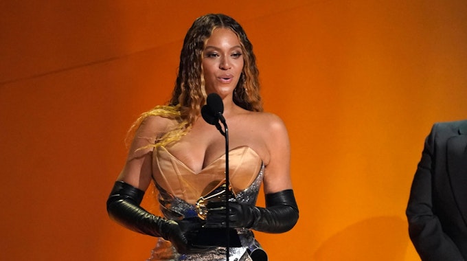 Beyonce nimmt den Preis für das beste Dance/Electronic Music Album für "Renaissance" bei der Verleihung der 65. Grammy Awards entgegen. 
