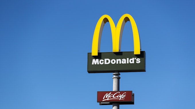 Das Logo des US-amerikanischen Fastfood-Konzerns McDonald's, hier im Mai 2019 in Leipzig. Eine McDonalds-Filiale in Texas verzichtet in ihrem Standort fast komplett auf Mitarbeiterinnen und Mitarbeiter. Bestellungen laufen automatisiert ab.