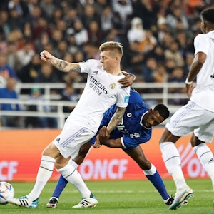 Real Madrid - Al-Hilal Riad, Finale im Prince Moulay Abdellah Stadion: Mohamed Kanno gegen Toni Kroos (l.)