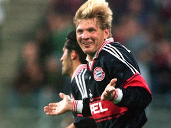 Stefan Effenberg im Trikot des FC Bayern München beim Spiel gegen den Hamburger SV: