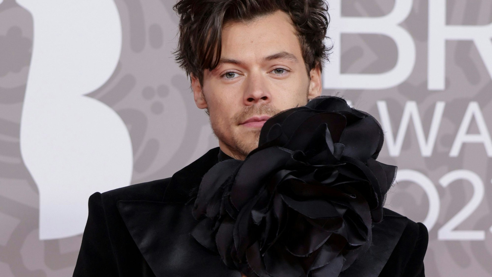 Sänger Harry Styles kommt ebenfalls in Schwarz zu den Brit Awards – und sieht dabei ungemein elegant aus.