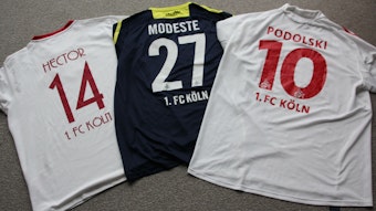Die Rückseiten der Trikots mit den Rückennummern und Spielernamen von Jonas Hector, Anthony Modeste und Lukas Podolski.