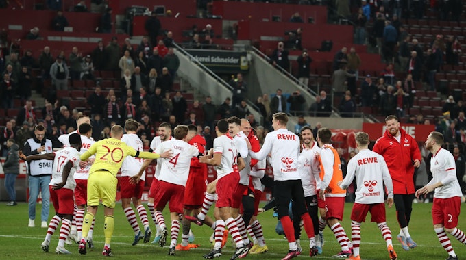 Die Mannschaft des 1. FC Köln tanzt vor der Südtribüne.








