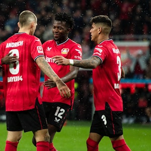 Leverkusens Jeremie Frimpong (l-r), Torschütze Robert Andrich, Edmond Tapsoba und Piero Hincapie jubeln nach dem Treffer zur 1:0 Führung.