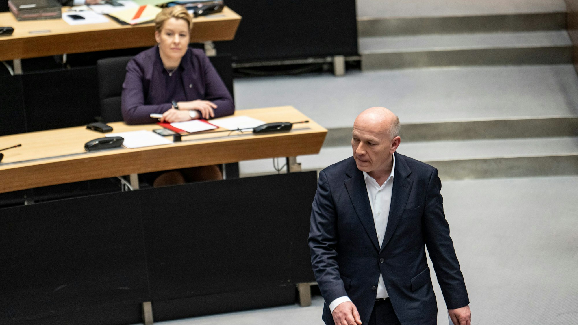Wahlgewinner Kai Wegner (CDU) zieht an Franziska Giffey (SPD), Berlins regierender Bürgermeisterin, vorbei.