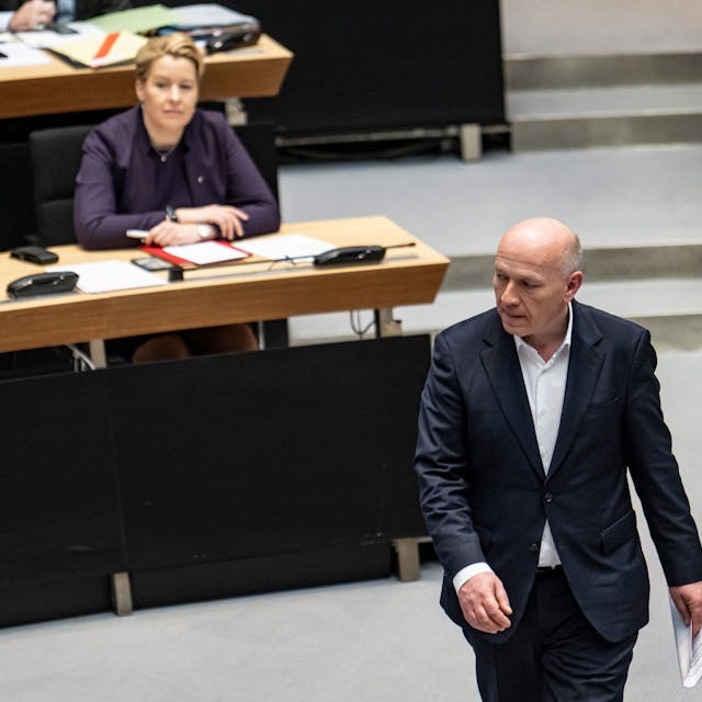 Wahlgewinner Kai Wegner (CDU) zieht an Franziska Giffey (SPD), Berlins regierender Bürgermeisterin, vorbei.