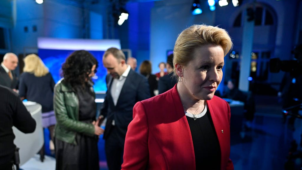Franziska Giffey (SPD), Spitzenkandidatin der SPD, verlässt das RBB-Studio im Abgeordnetenhaus.