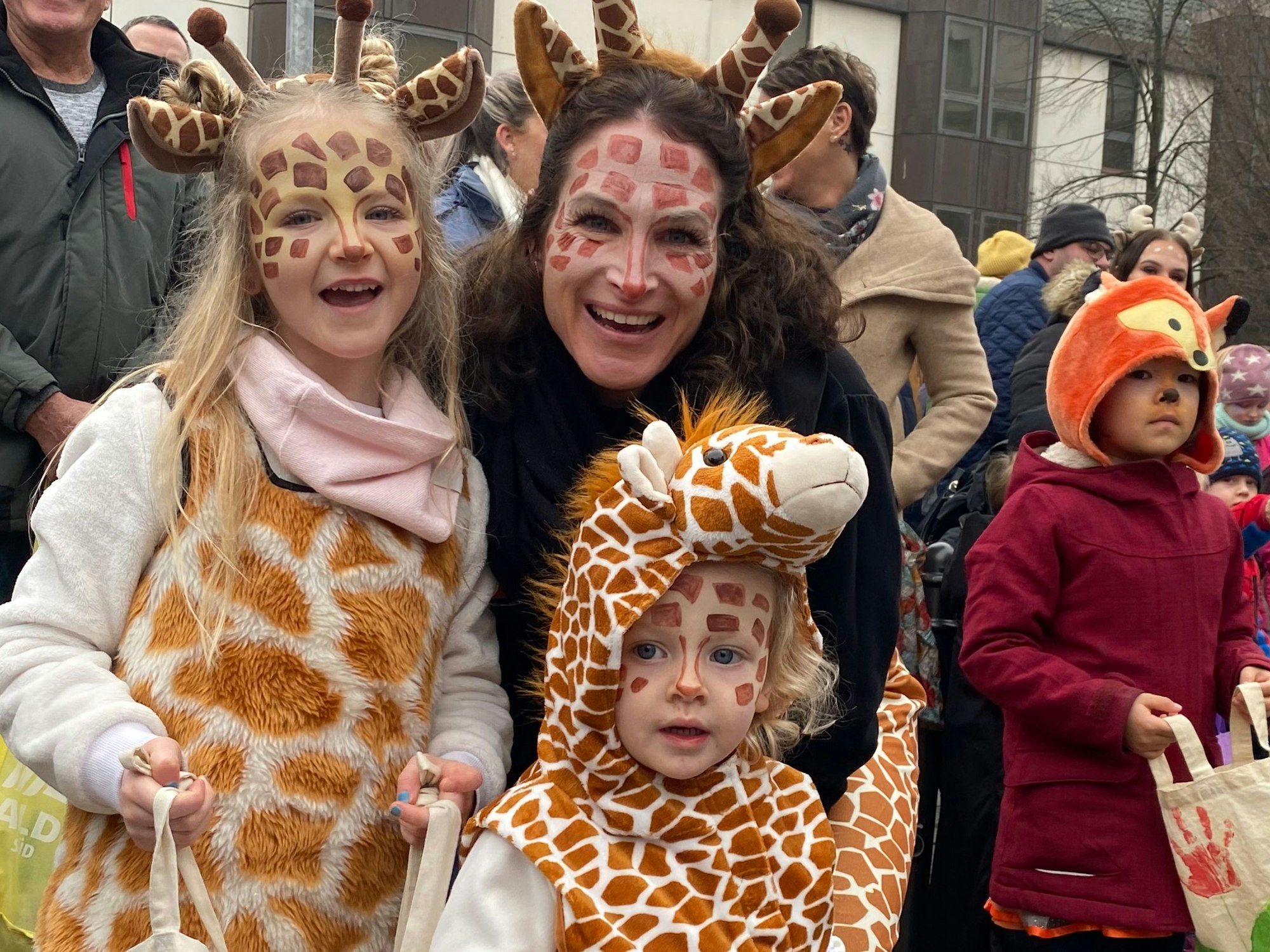 Einige Kinder und eine Frau waren als Giraffen verkleidet.