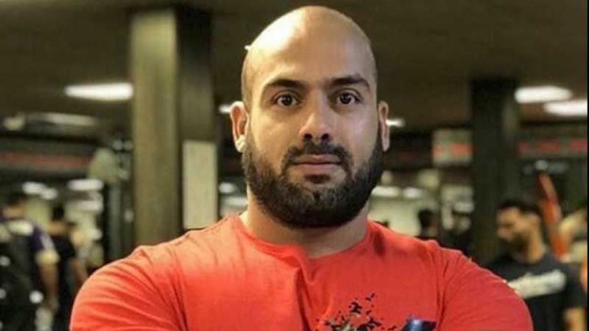Bodybuilder Khaled Pirzadeh war iranischer Bodybuilder-Champion, wog knapp 130 Kilo. Dann musste er ins iranische Gefängnis. Nach vier Jahren ist er nicht mehr wiederzuerkennen.