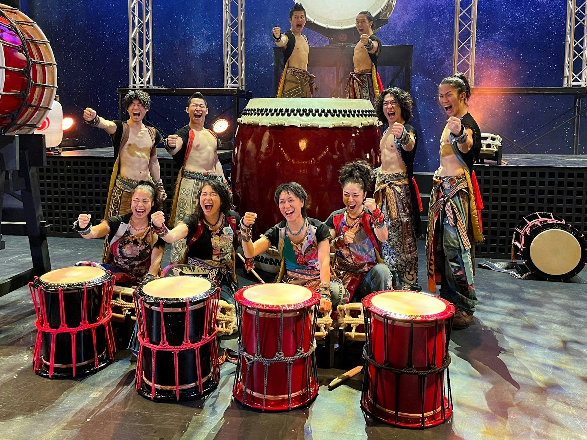 Das zehnköpfige Ensemble von „Yamato - The Drummers of Japan“ mit ihren Instrumenten.