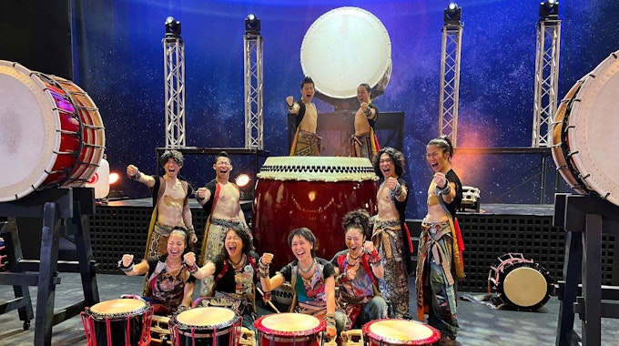 Das zehnköpfige Ensemble von „Yamato - The Drummers of Japan“ mit ihren Instrumenten.