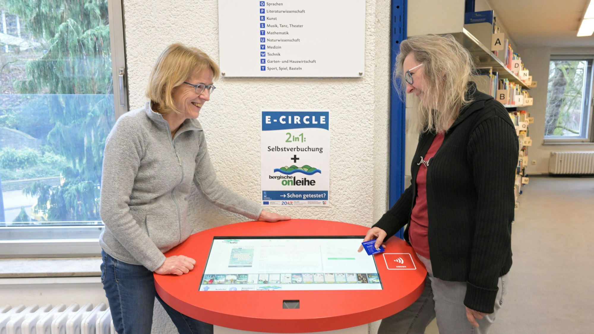 Monika Gippert (l.) und Sabine Lorenz erklären, wie das neue Buchungsgerät ECircle funktioniert.