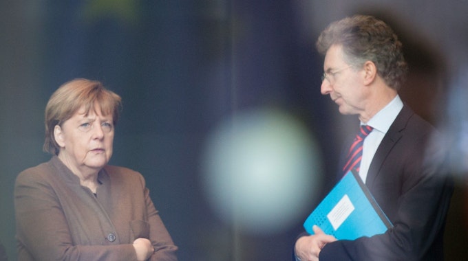 Angela Merkels einstiger Berater für Außen- und Sicherheitspolitik, Christoph Heusgen, zusammen mit der damaligen Kanzlerin 2016 im Bundeskanzleramt.
