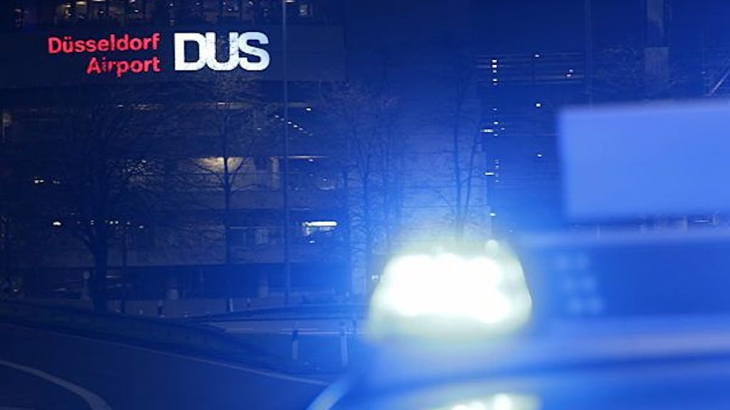 Mit Blaulicht sichert die Polizei auf der Auffahrt vom Flughafen Düsseldorf auf die Autobahn 44 eine Unfallstelle mit fünf Autos.