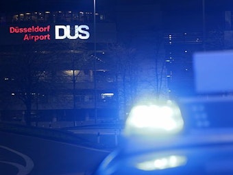Mit Blaulicht sichert die Polizei auf der Auffahrt vom Flughafen Düsseldorf auf die Autobahn 44 eine Unfallstelle mit fünf Autos.