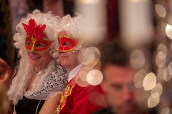 Gäste beim Venezianischen Maskenball der Roten Funken.