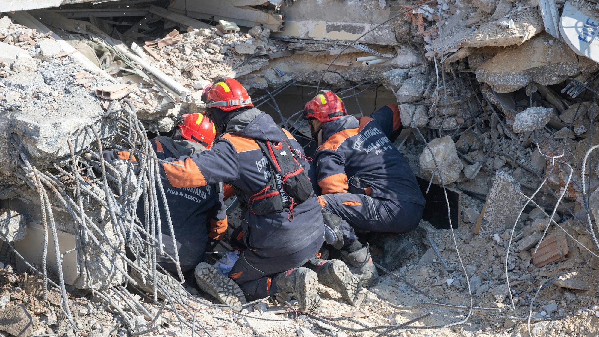 Helfer haben einen Tunnel zu einer verschütteten Frau gegraben. Noch immer werden tausende Opfer unter den Trümmern vermutet. Helferteams aus der ganzen Welt sind im Katastrophengebiet im Einsatz. (Symbolbild)