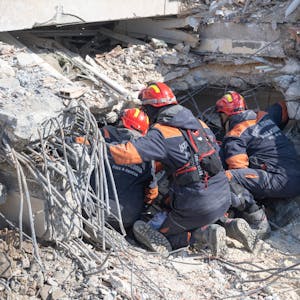 Helfer haben einen Tunnel zu einer verschütteten Frau gegraben. Noch immer werden tausende Opfer unter den Trümmern vermutet. Helferteams aus der ganzen Welt sind im Katastrophengebiet im Einsatz. (Symbolbild)