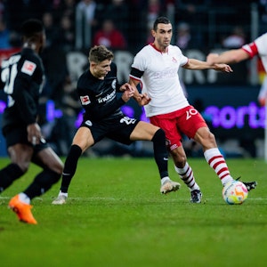 Ellyes Skhiri und Jonas Hector im Bundesligaspiel gegen Eintracht Frankfurt.
