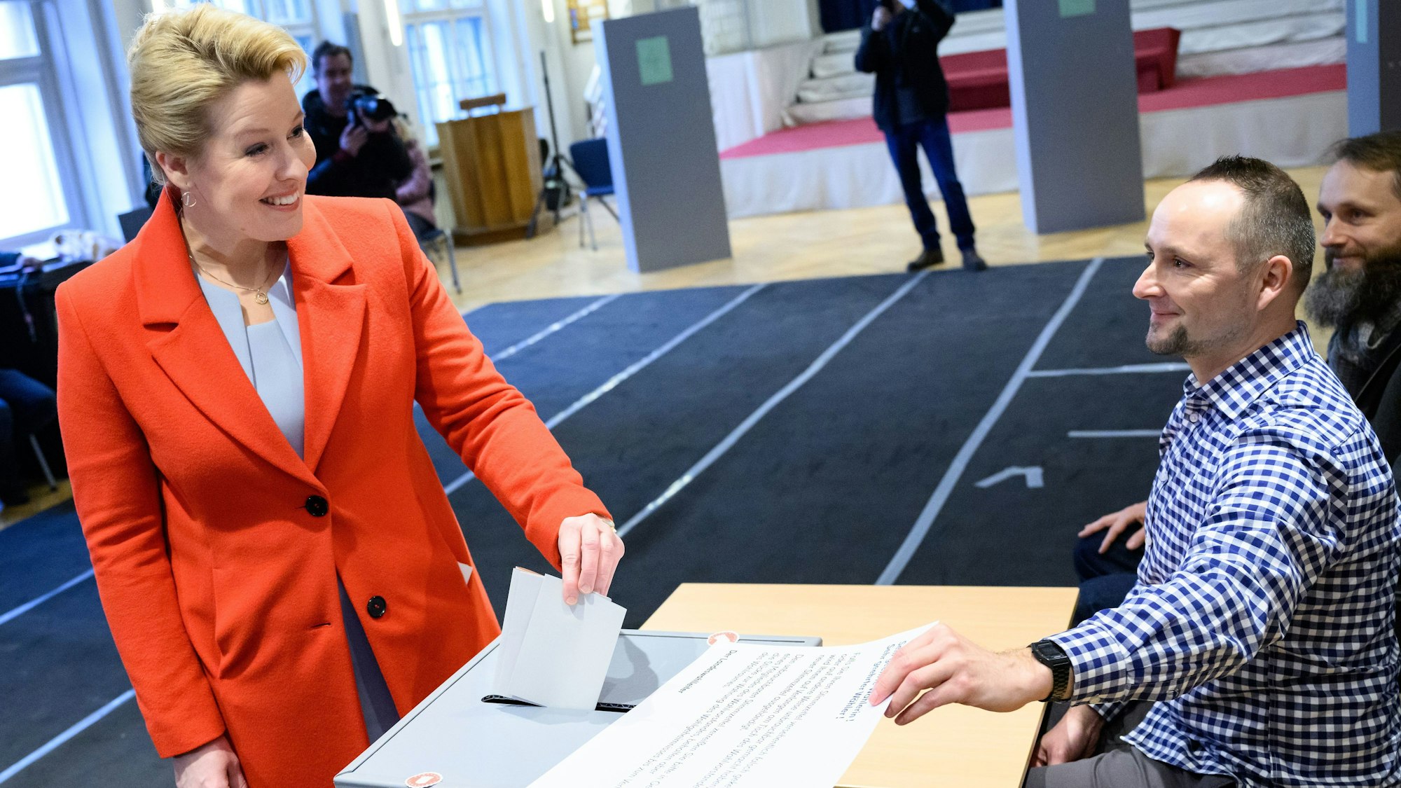 Franziska Giffey (SPD), Regierende Bürgermeisterin von Berlin und Spitzenkandidatin der Berliner SPD, gibt in ihrem Wahllokal in Berlin-Friedrichshain ihre Stimmzettel zur Wahl zum Berliner Abgeordnetenhaus ab.