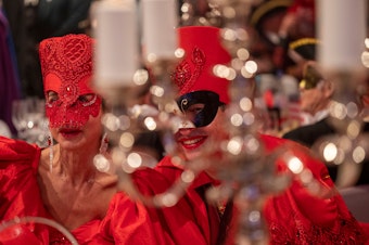 Gäste beim Venezianischen Maskenball der Roten Funken im Gürzenich.