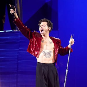 Großbritannien, London: Harry Styles bei seinem Auftritt bei den Brit Awards 2023 in der O2 Arena. Bei der Preisverleihung bekam er vier Preise verliehen.