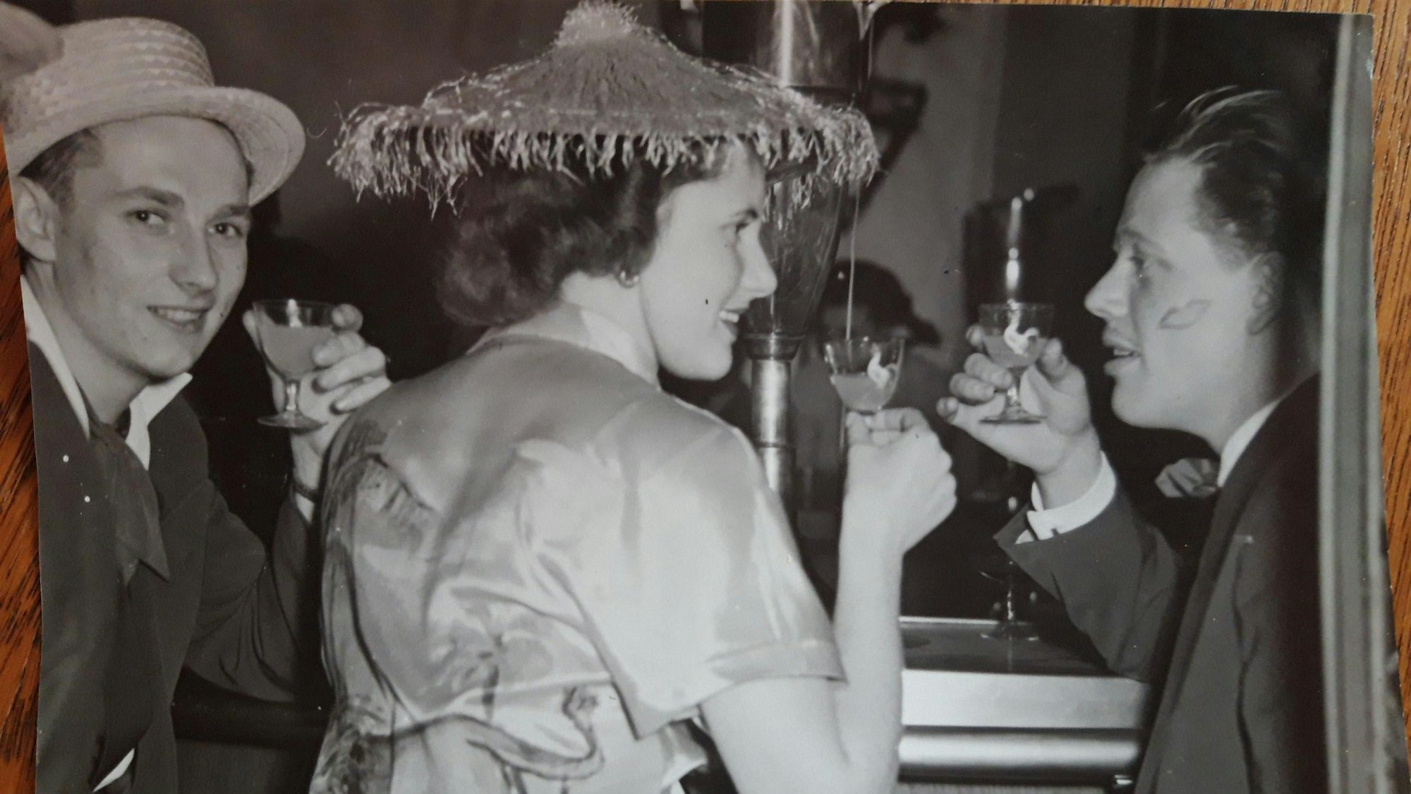 Melitta Erven mit Wolf Vostell (r.) auf einer Karnevalsparty in den frühen 50er Jahren – sie prosten sich zu und schauen sich in die Augen.