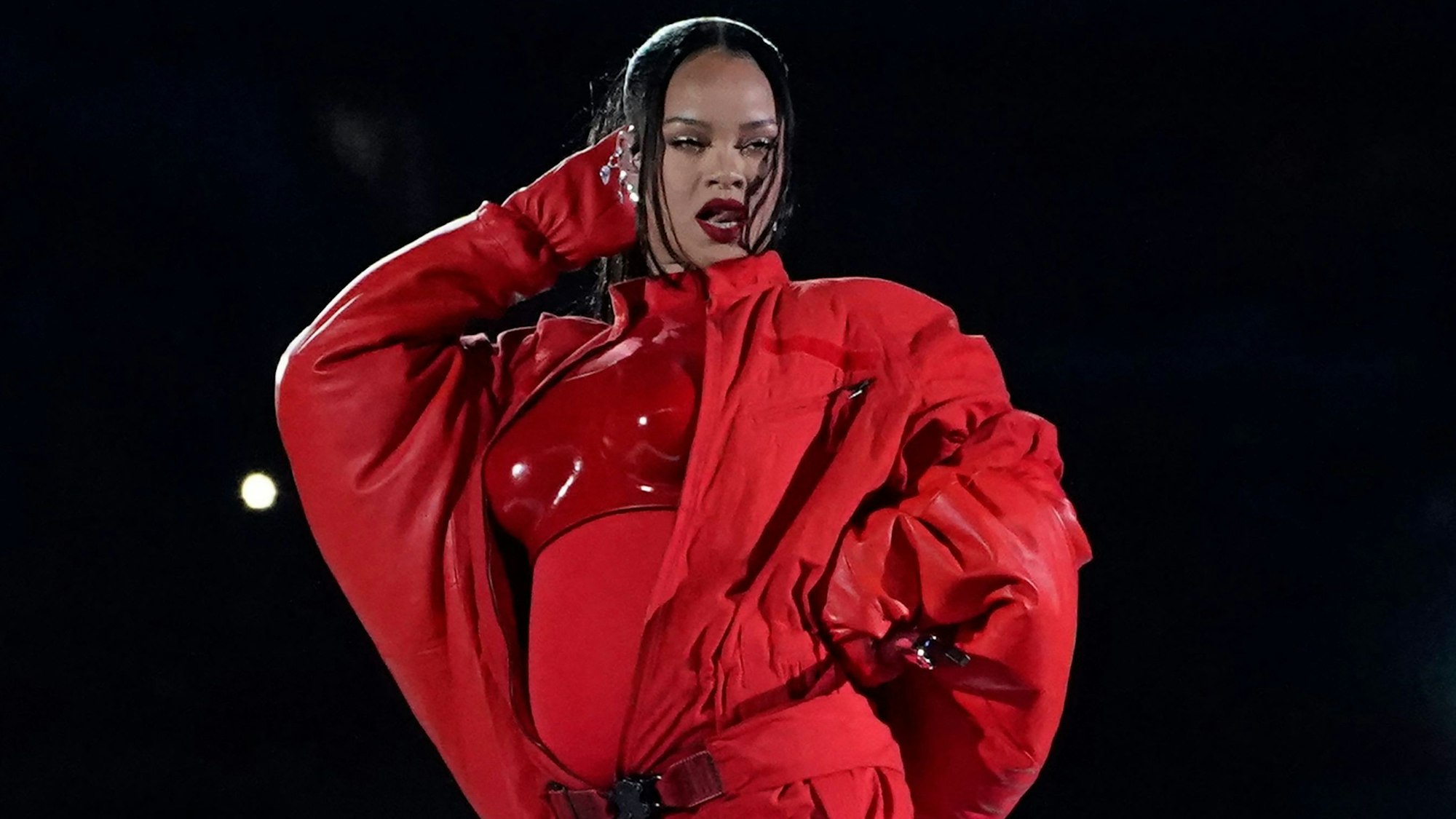 Superstar Rihanna verrät während ihres Auftritts, dass sie zum zweiten Mal schwanger ist.