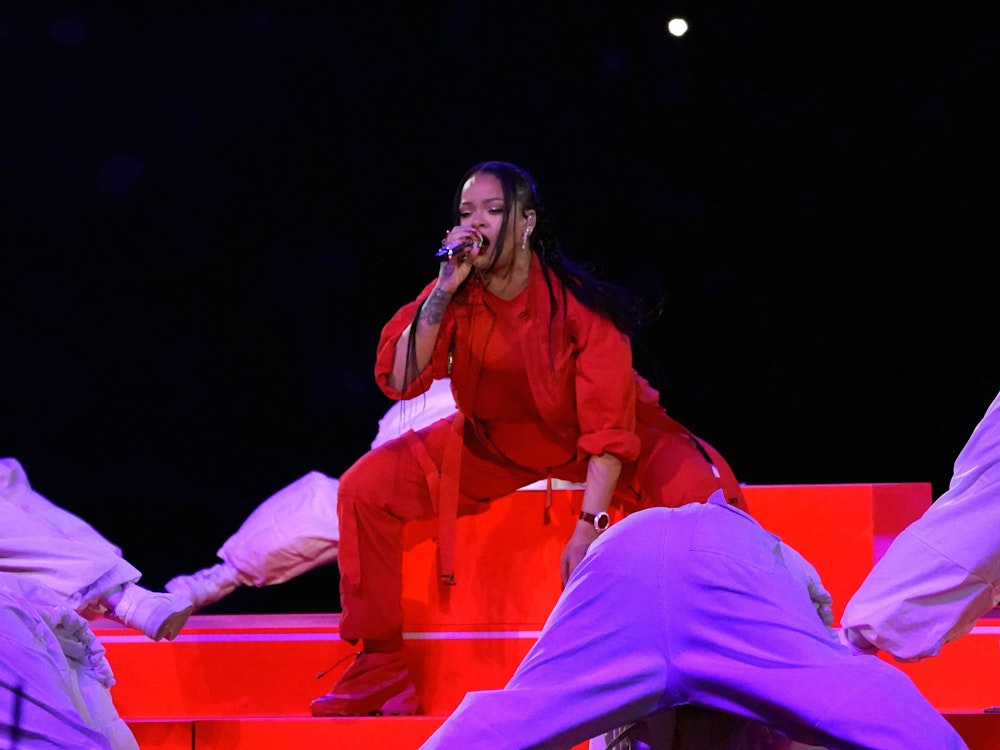 Rihanna singt mit Mikrofon in der Hand bei der Halftime-Show während des Super Bowls.