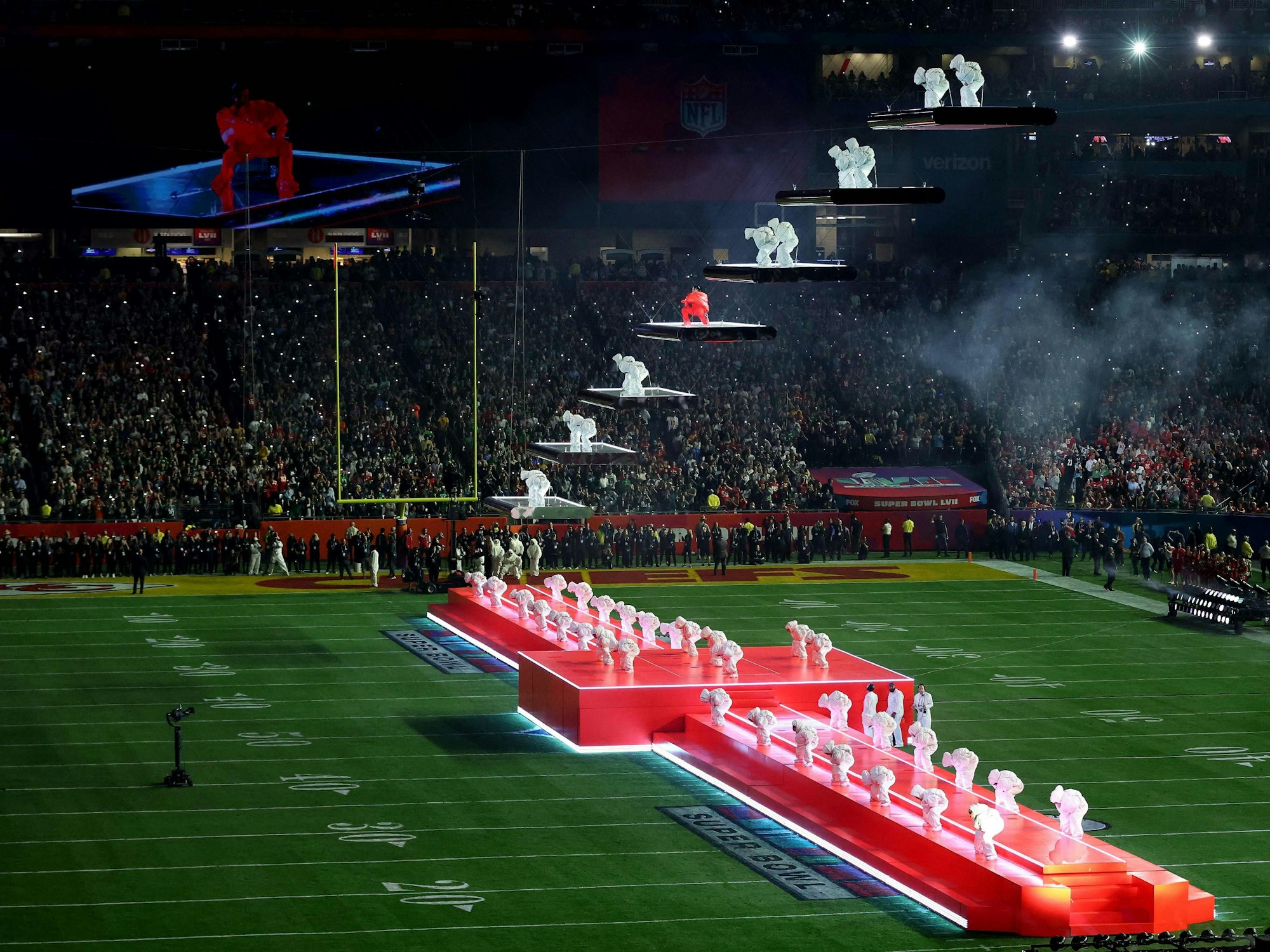 Auf einer freischwebenden Plattform performt Rihanna ihren Auftritt beim Super Bowl.