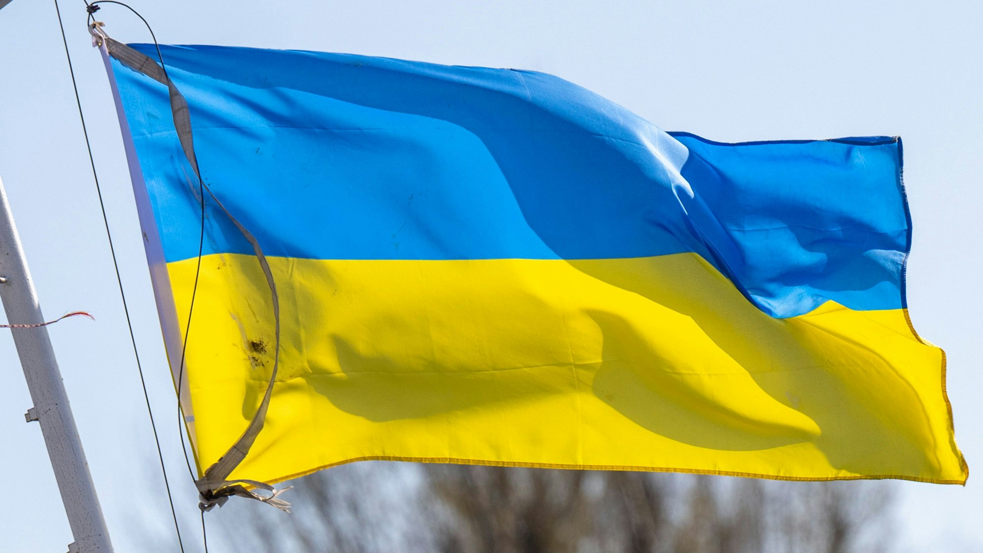 Es ist eine ukrainische Flagge zu sehen.