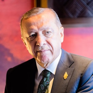 Recep Tayyip Erdogan, Präsident der Türkei, sitzt bei einem G20-Gipfel vor der türkischen Flagge.