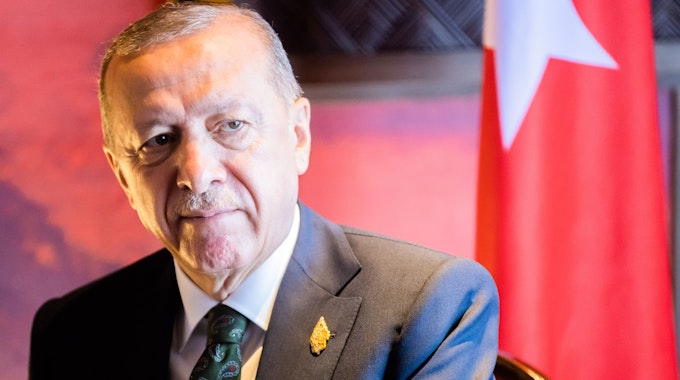 Recep Tayyip Erdogan, Präsident der Türkei, sitzt bei einem G20-Gipfel vor der türkischen Flagge.