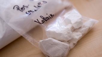 Ein Beutel mit Kokain liegt bei einem Pressetermin der Polizei auf einem Tisch.
