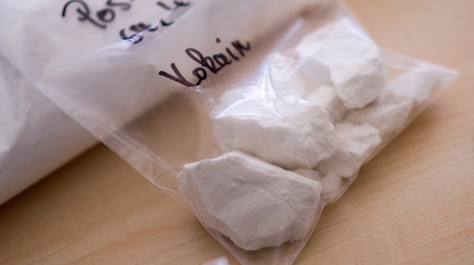 Ein Beutel mit Kokain liegt bei einem Pressetermin der Polizei auf einem Tisch.&nbsp;