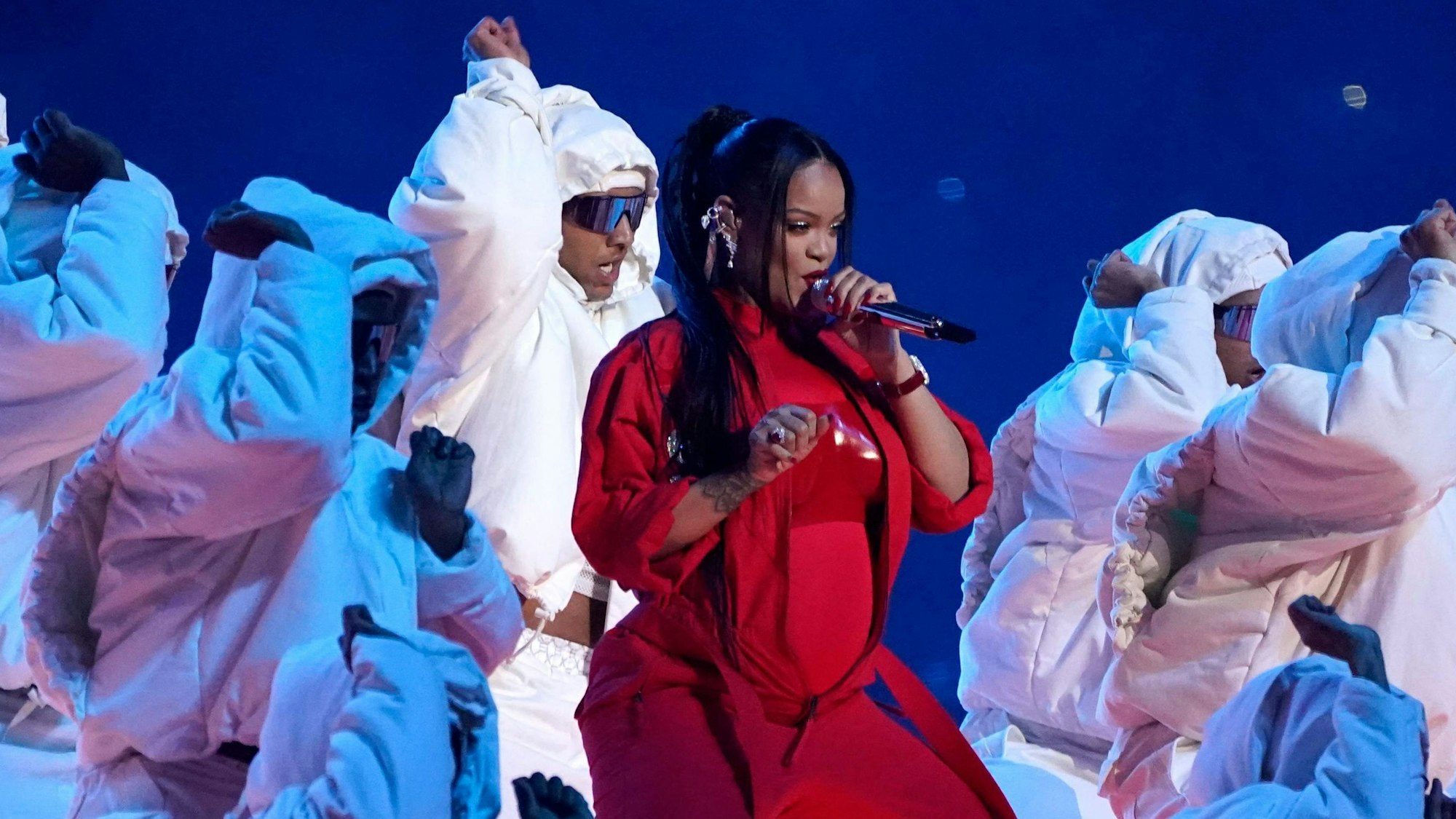 Rihanna umringt von weiß gekleideten Tänzern