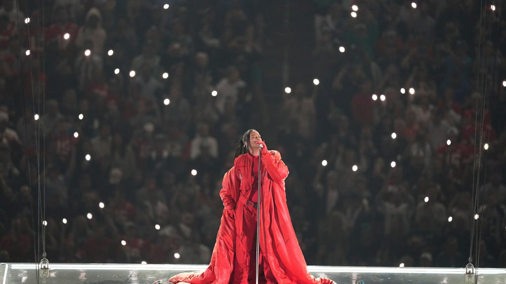 Rihanna singt während der Halftime-Show im roten Outfit ihre Songs.