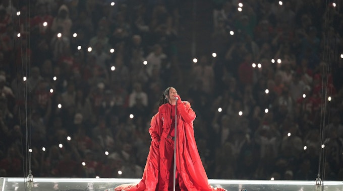 Rihanna singt während der Halftime-Show im roten Outfit ihre Songs.