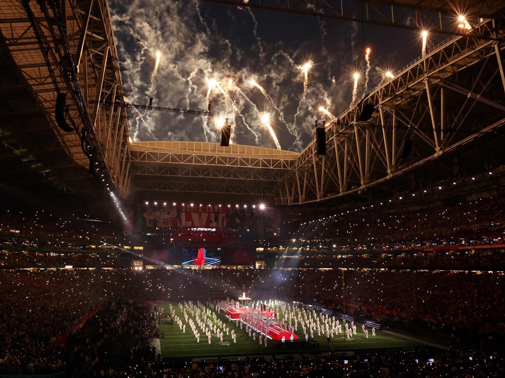 Mit Feuerwerk und eine großartige Kulisse absolviert Sängerin Rihanna die Halftime-Show beim Super Bowl.