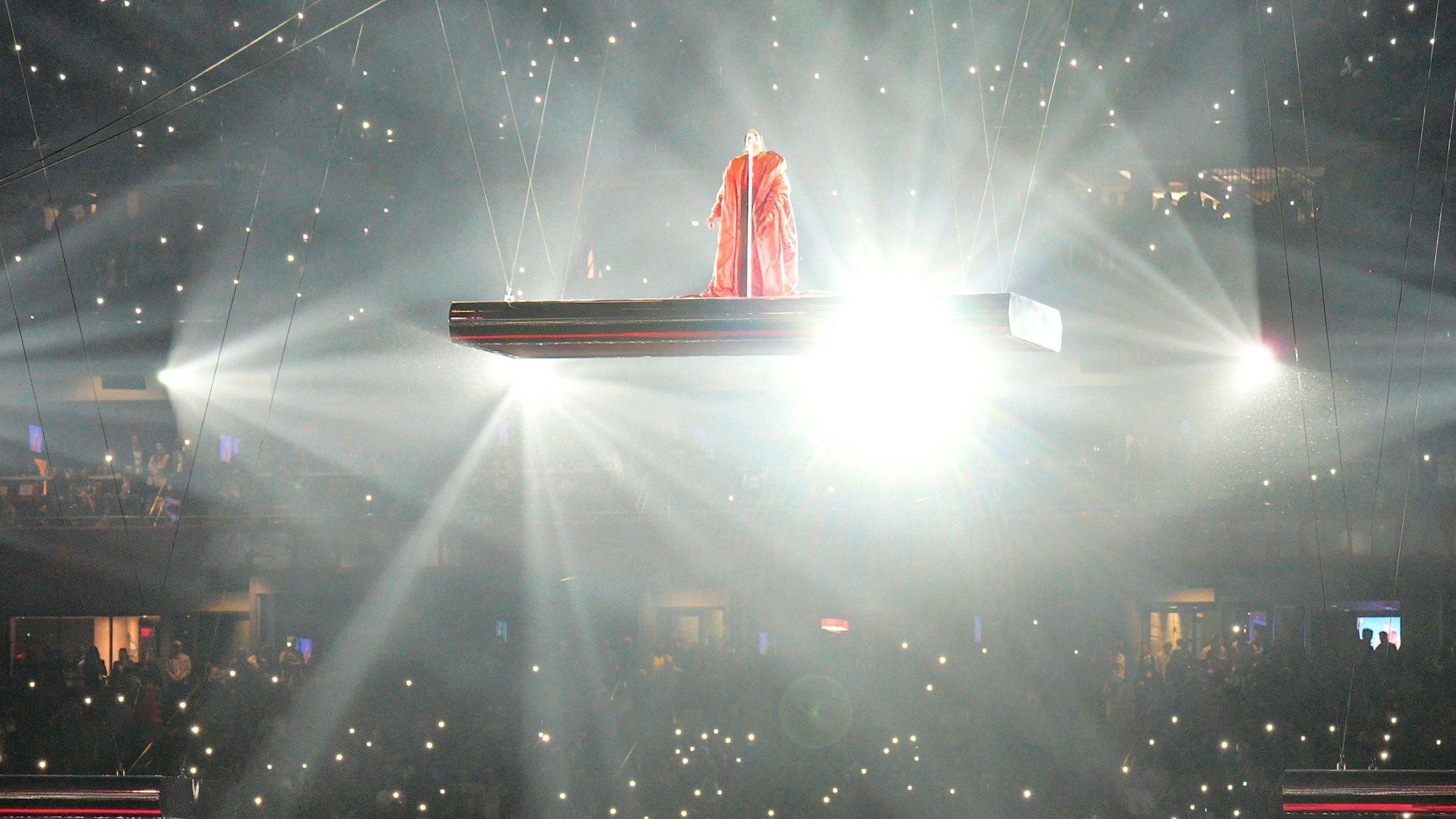 Rihanna schwebt in einem Sternenhimmel aus Smartphone-Lichtern.